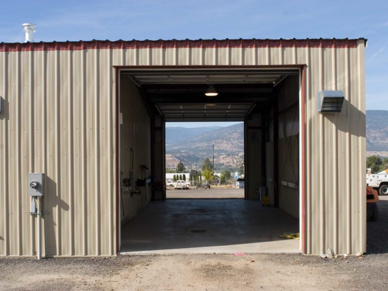 Tan 50x90 Workshop steel building located in Penticton, British Colombia, Canada