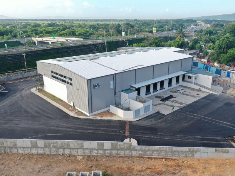 Showroom and warehouse steel building in Jamaica