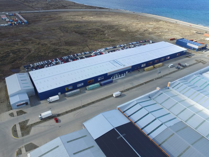 Warehouse and showroom building features roof and wall panels, located in Punta Areas, Chile
